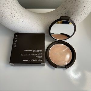 BECCA - Shimmering Skin Perfector Poured Creme. New in box